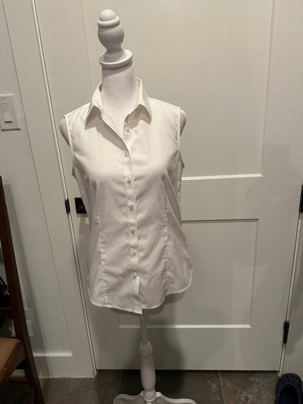Brooks Brothers Sz 2 Fitted Non-Iron White Sleeveless Button Down Shirt
